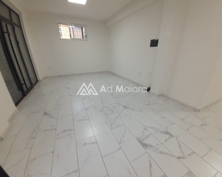 JEPET ME QIRA AMBJENT PRANE SPITALIT NE DURRES