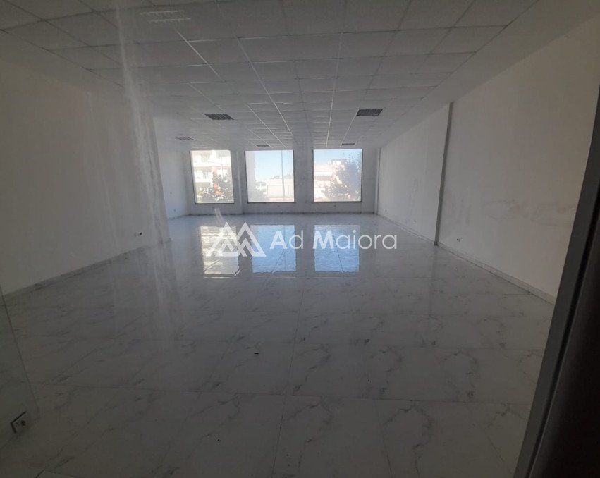 JEPET AMBJENT BIZNESI NE PLAZH NE RRUGE KRYESORE