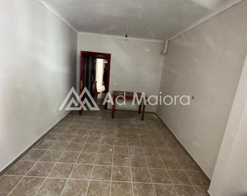 GAZONIERE NE SHITJE NE SHKEMBIN E KAVAJES