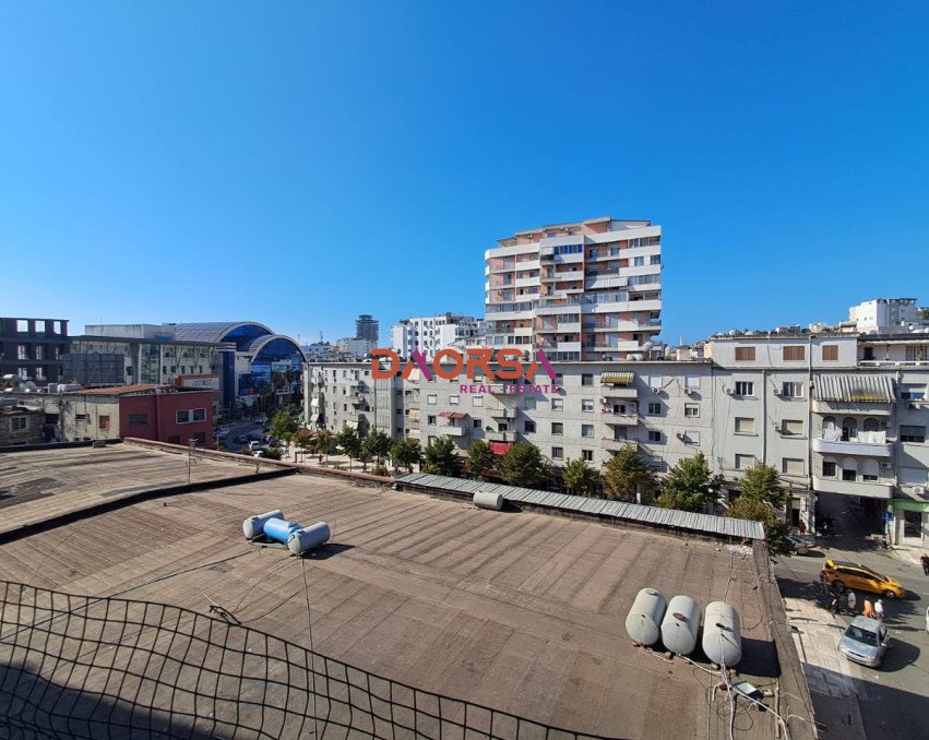 Shitet apartament 2+1 në qendër të Durrësit
