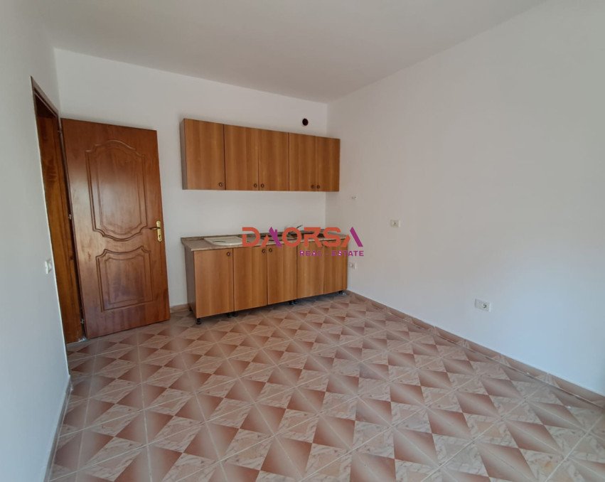 SHITET 2+1 NE GOLEM KATI I 3TE 250 METRA NGA DETI