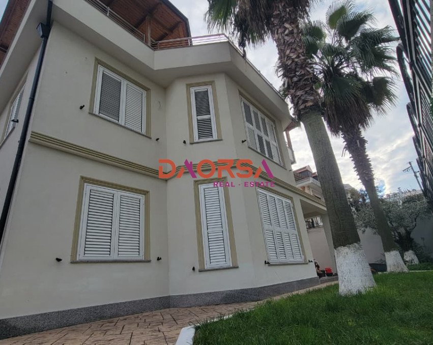 Jepet me qira vilë 3-katëshe pranë Kryqit të Kuq,